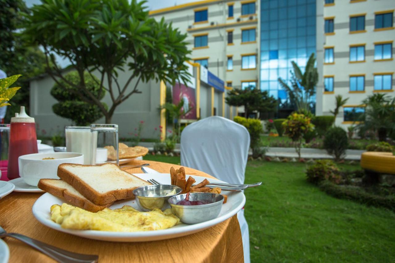 Siddhartha Hotel, Tikapur Экстерьер фото